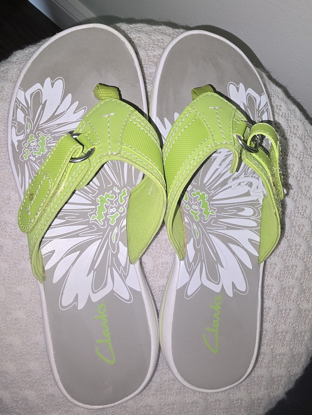 Clarks Neon Green Floral Thong Sandals - Picture 4 of 4